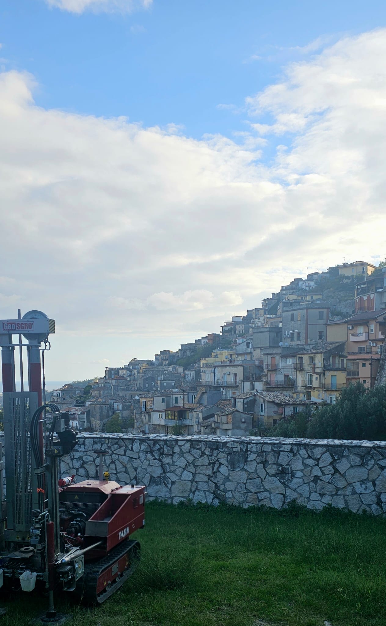 Attrezzatura per indagini geognostiche e perforazione in sito